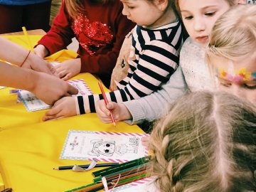 «Смугастий носоріг», що у «Промені», влаштовує анімаційні програми за межами комплексу*