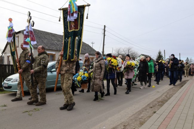 Волиняни навколішки прощалися з Героєм, який поліг на Херсонщині