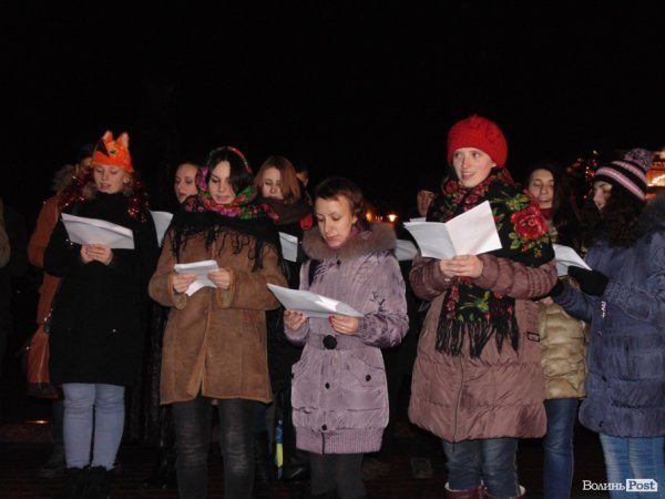 У Луцьку поєднали колядки і фаєр-шоу. ФОТО