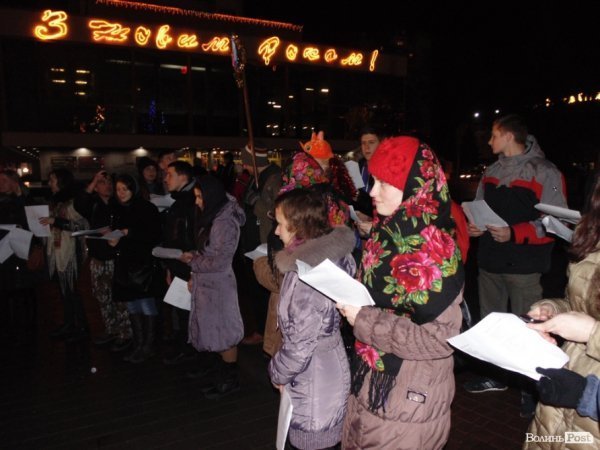 У Луцьку поєднали колядки і фаєр-шоу. ФОТО