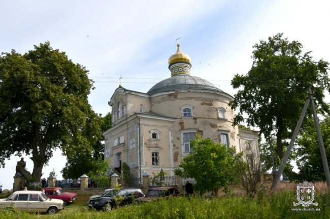 У селі на Волині очільника єпархії УПЦ (МП) Нафанаїла зустріли килимом з квітів і короваєм. ФОТО