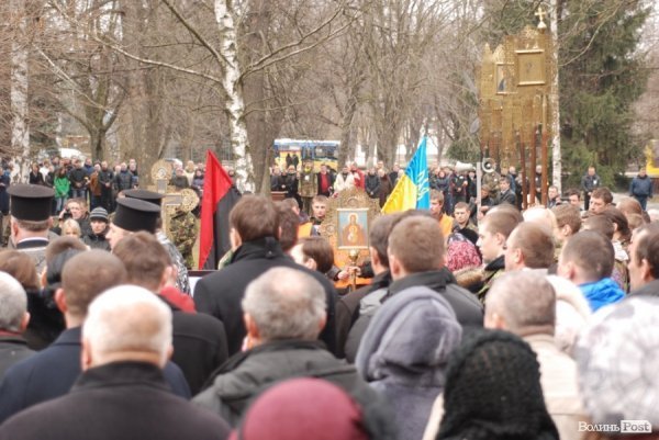 Луцьк сумує: хода до могили Героя Майдану. ФОТО
