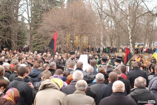 Луцьк сумує: хода до могили Героя Майдану. ФОТО