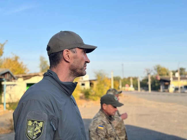 Дрони, РЕБи, броньовик: Володимир Кличко відвіз допомогу бійцям на Донеччині