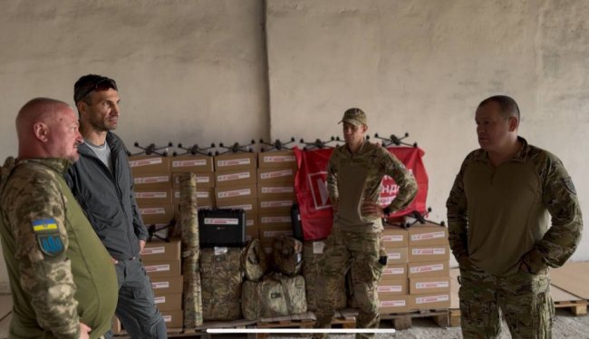 Дрони, РЕБи, броньовик: Володимир Кличко відвіз допомогу бійцям на Донеччині