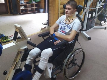 Мама благає допомогти поставити на ноги сина, який травмувався у ставку біля Луцька