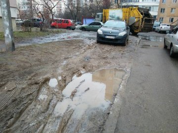 У Луцьку на Конякіна горе-водії перетворили зелену зону на болото. ФОТО