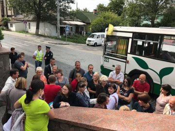 Луцьку міську раду пікетують дачники. ФОТО