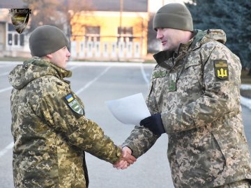 Із квітами та концертом: як вітали воїнів волинської бригади з Днем ЗСУ. ФОТО