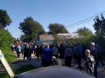 На Прикарпатті сотні людей прийшли попрощатися із загиблим на війні бійцем волинської бригади