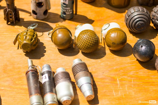 У центрі Луцька діти «стріляли» зі зброї та кермували поліцейськими авто. ФОТО