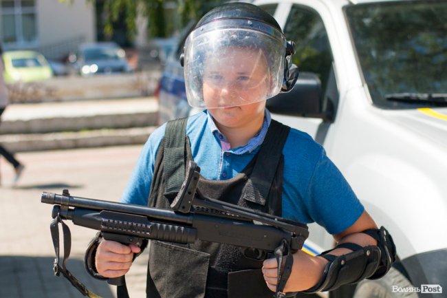 У центрі Луцька діти «стріляли» зі зброї та кермували поліцейськими авто. ФОТО