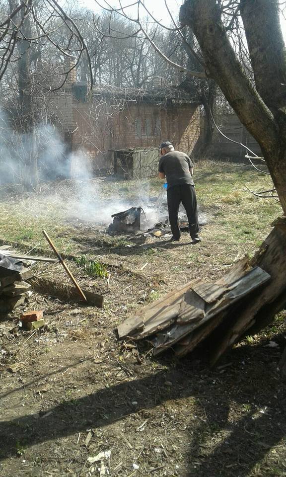 Луцькі муніципали «воюють» із паліями сміття. ФОТО