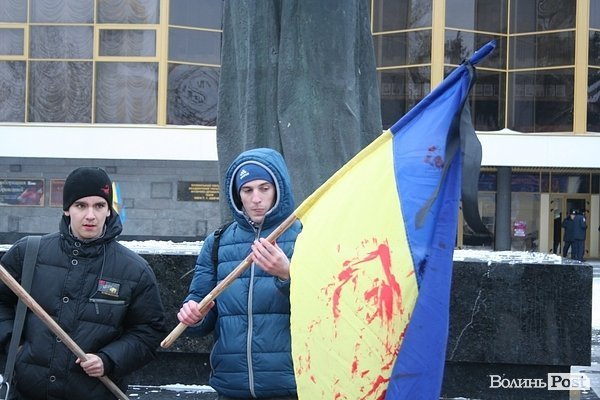 У центрі Луцька люди ледь не побилися з міліцією. ФОТО