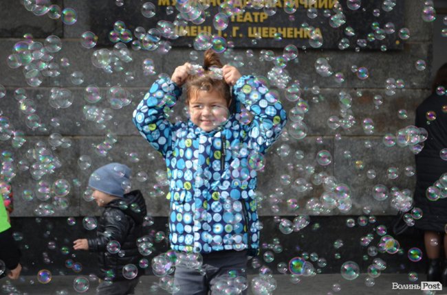 У Луцьку молоді вчителі влаштували запальні танці в центрі міста. ФОТО