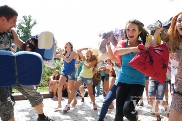 У Києві молодь билася подушками. ФОТО