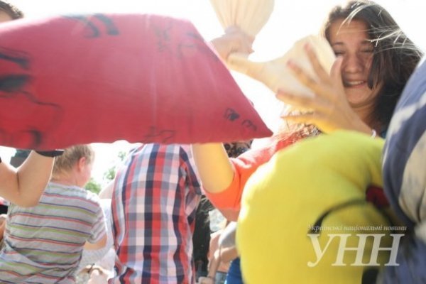 У Києві молодь билася подушками. ФОТО