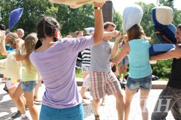 У Києві молодь билася подушками. ФОТО