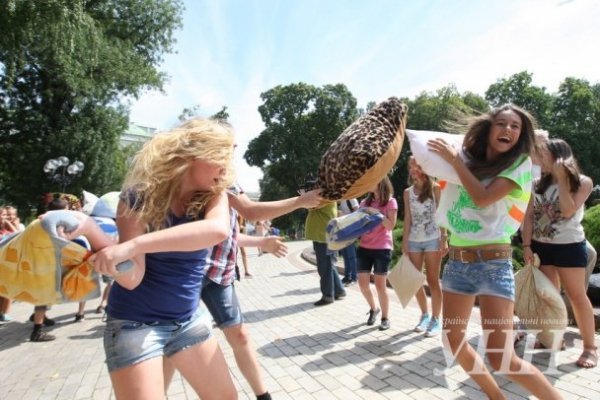 У Києві молодь билася подушками. ФОТО