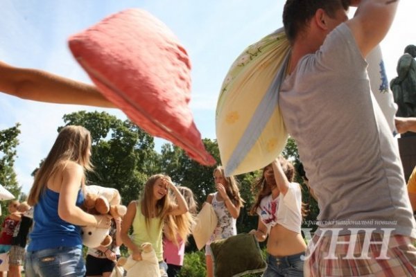 У Києві молодь билася подушками. ФОТО