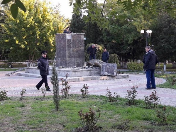 У Криму знесли пам'ятник Леніну