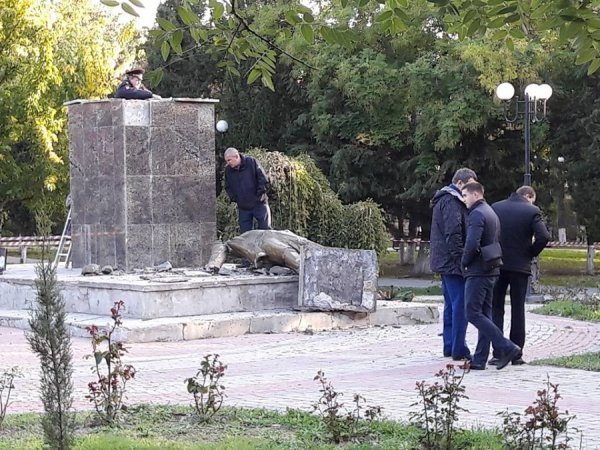 У Криму знесли пам'ятник Леніну