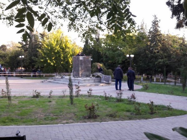 У Криму знесли пам'ятник Леніну