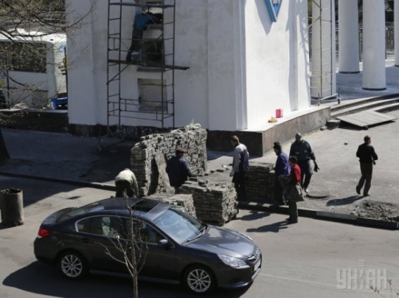 У Києві на Грушевського кладуть нову бруківку. ФОТО