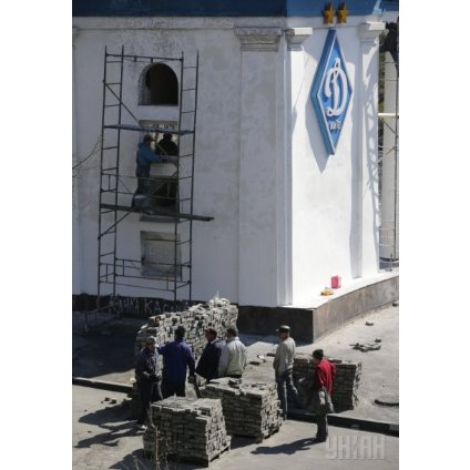 У Києві на Грушевського кладуть нову бруківку. ФОТО