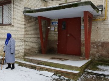 Над під'їздом луцької багатоповерхівки може обвалитись бетонний дах. ФОТО