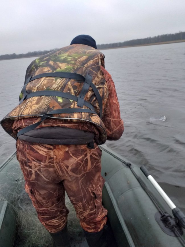 На Волині «на гарячому» спіймали браконьєра, який сіткою ловив рибу