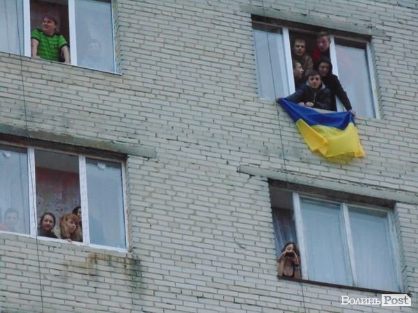 Гімн України та «Путін х**ло»: флешмоб у луцькому гуртожитку. ФОТО. ВІДЕО