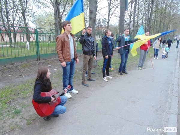 Гімн України та «Путін х**ло»: флешмоб у луцькому гуртожитку. ФОТО. ВІДЕО