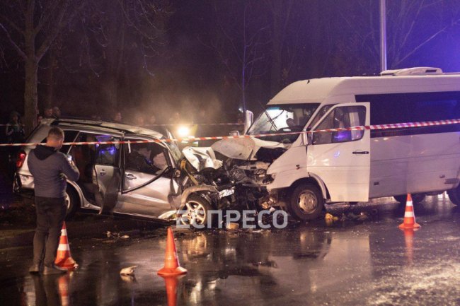 У Києві зіткнулися кросовер і бус: 2 загиблих, 9 травмованих. ФОТО