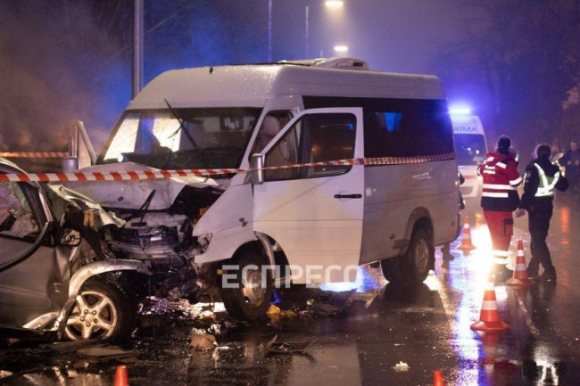 У Києві зіткнулися кросовер і бус: 2 загиблих, 9 травмованих. ФОТО