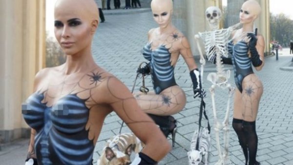 У центрі Берліна влаштували еротичну фотосесію. ФОТО