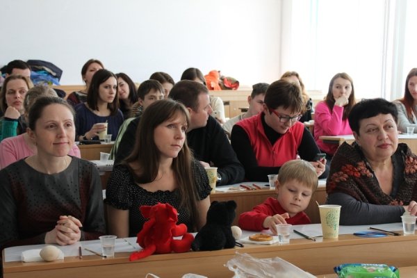 У Луцьку для переселенців провели майстер-клас із писанкарства. ФОТО