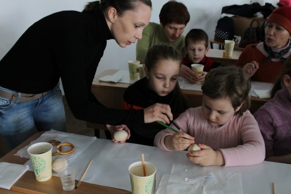 У Луцьку для переселенців провели майстер-клас із писанкарства. ФОТО