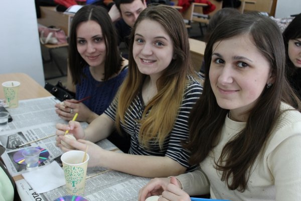 У Луцьку для переселенців провели майстер-клас із писанкарства. ФОТО