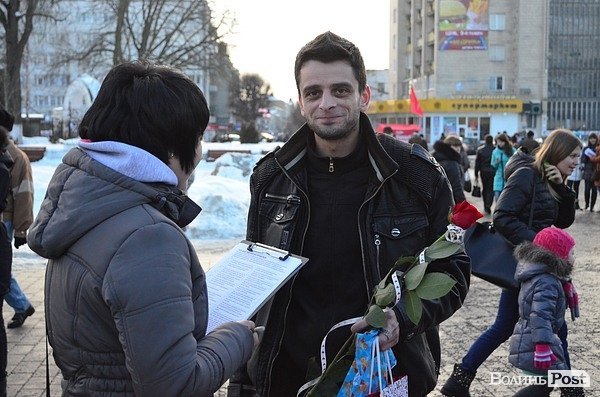 У центрі Луцька закоханих фотографували, тестували і годували печивом. ФОТО