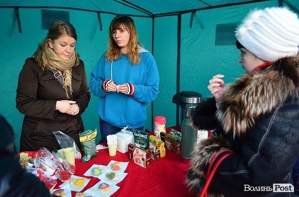 У центрі Луцька закоханих фотографували, тестували і годували печивом. ФОТО