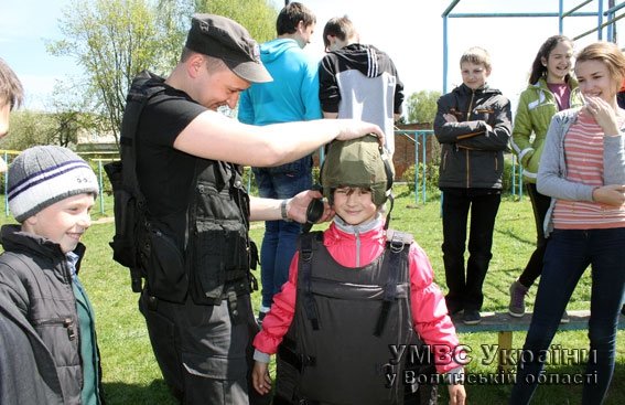 Показове заняття із цивільної оборони для школярів. ФОТО