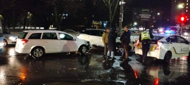 У Луцьку сталася подвійна ДТП за участю таксі. ФОТО