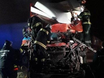 На Хмельниччині вантажівка влетіла у кафе: є загиблі та поранені.  ФОТО