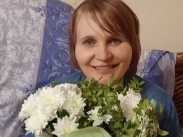 Прикута до ліжка волинянка завдяки хобі заробляє собі на лікування 