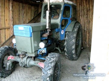 На Рівненщині п'яний син на смерть переїхав трактором матір
