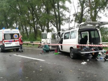 Жахлива аварія на Харківщині: 2 загиблих і 17 постраждалих