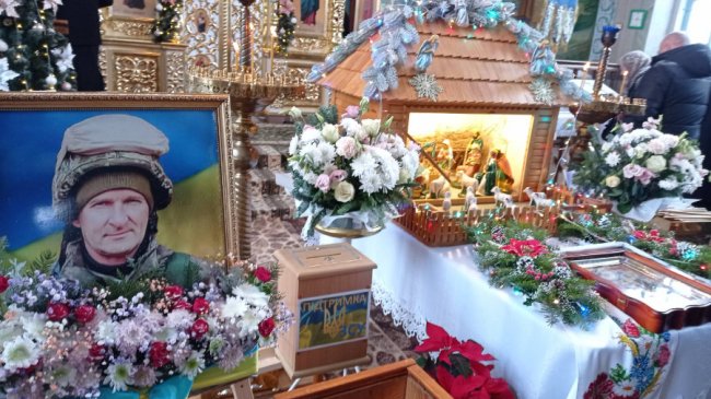 Волиняни навколішки прощалися з Героєм Ігорем Байденком