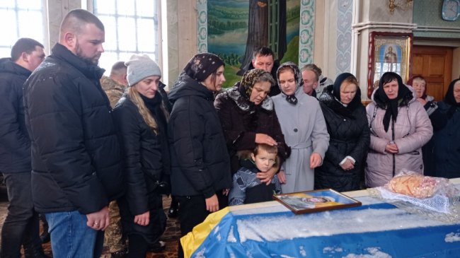 Волиняни навколішки прощалися з Героєм Ігорем Байденком