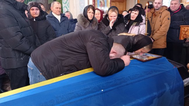 Волиняни навколішки прощалися з Героєм Ігорем Байденком